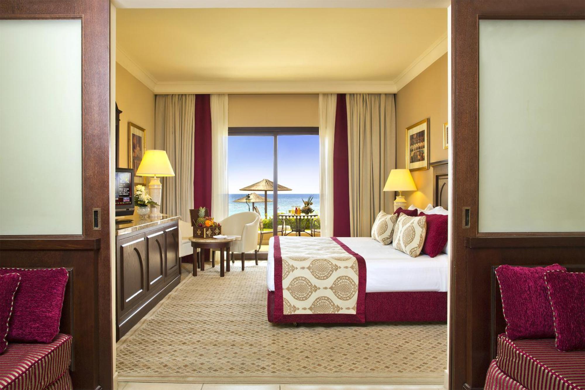 Family Room Club Upper, Queen Bed, Ocean View